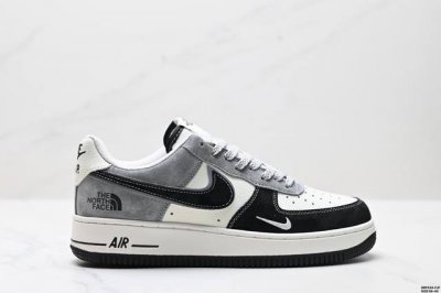 真标耐克Nike Air Force 1’07空军一号低帮百搭休闲运动板鞋。柔软、弹性十足的缓震性能和出色的中底设计，横跨复古与现代的外型结合，造就出风靡全球三