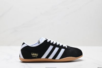公司级Adida阿迪达斯Tokyo pack舒适百搭经典休闲运动鞋 此次为Tokyo系列带来三双全新配色 清爽蓝色绒面搭载白色皮革三条纹 增添了复古干净的印象