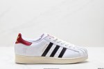 公司级阿迪达斯Adidas三叶草 Originals Superstar贝壳头系列低帮经典百搭休闲运动板鞋 蛇年限定款新年款经典运动鞋贝壳头 以白色为主 后跟和