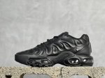 Mx Nk Air Max Plus Drift 复古气垫跑鞋 中底造型大部分保留，仅在前段追加了加固上翻 鞋面的经典轮廓得以重塑 带来更契合现代审美的外观 整