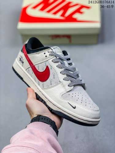 Nike Sb Dunk Low“ 斯图西联名 印花白黑红” 周年高端定制 低帮休闲板鞋 定制鞋盒 大厂纯原品质出货 超高清洁度 皮料切割干净无任何毛边 细节完