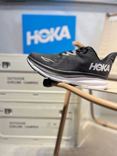 Hoka One One M Clifton 9 机能缓震跑鞋 美国新兴跑鞋品牌，鞋面部分采用工程网眼面料，可以确保必要的透气性能。 货号：1127895 Qa