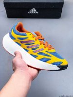 集图 Adidas 新一代 压马路神鞋 的全新厚底跑鞋 Adizero Aruku 正式登场！ 兼具 Adizero 家族专业竞速的厚底鞋身造型，以及夺目的鲜明