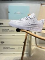 耐克 Nike Air Force 1 '07空军一号 百搭休闲运动板鞋。柔软、弹性十足的缓震性能和出色的中底设计，横跨复古与现代的外型结合，造就出风靡全球三十