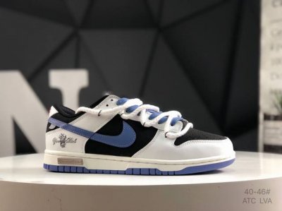 公司级带半码 耐克 Nike Dunk Low 亿万少年 黑白蓝 此款以纯净白鞋面为主体，象征着新生力量的无限可能，鞋头覆盖高密黑色磨砂皮革，对应新贵西装同款哑