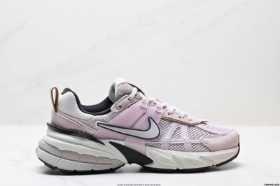 公司级耐克Nike V2K Run跑步鞋复古风潮 网面透气运动鞋 灰银紧致的鞋面材质提供良好的包裹性鞋侧 Swoosh以及鞋头部分搭配增添不少亮点的镀铬细节鞋垫