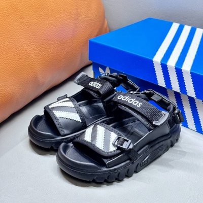 adidas包头魔术贴沙滩凉鞋官网首发爆款热上市 阿迪达斯包头设计 护趾防踢撞 抵御外力伤害，保护脚趾免于受伤 轻质耐磨防滑Eva鞋底惊喜的休闲感 穿脱便捷魔术