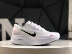 200 nike Vomero 18 耐克 舒适减震防滑 低帮跑步鞋 全掌Reactx泡绵中底 前掌和后跟还配备了Air Zoom气垫单元 据说跑起来更快更舒适