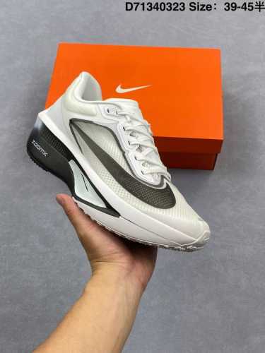 230 nike Zoomx Invincible Run Flyknit 6 轻量飞织低帮休闲运动慢跑鞋 特高弹性双层Md搭配碳纤维组合鞋底，轻盈缓震 鞋面采