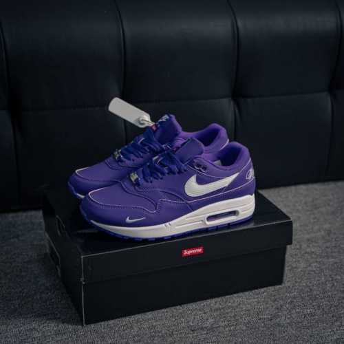 核心私 Nike Air Max 1 耐克气垫 缓震 耐磨运动鞋 鞋身材质均选择皮革 织物 麂皮多种材质覆盖 保证质感的前提下 层次感也相当不错 带有开窗式 A