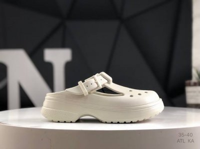 Crocs 卡洛驰 拖鞋 这双Crocs可能是所有Crocs里最有时尚感的一双，相较于普通版Crocs，增加了一个越野外底，凹凸不规则的山脉纹理让整双鞋更像一双