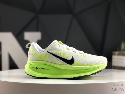 真标带半码耐克 Nike Vomero 18 舒适减震防滑 低帮跑步鞋 全掌Reactx泡绵中底 前掌和后跟还配备了Air Zoom气垫单元 据说跑起来更快更舒