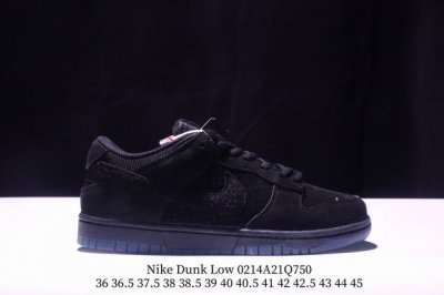 真标 耐克Nike Dunk Low 板鞋 Sb系列经典百搭休闲运动板鞋。加厚鞋舌的填充，使舒适性大大提升，同时也更方便穿脱中底部分则加入了脚感柔软舒适Zoom