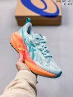 170 asics Novablast 5亚瑟士经典跑鞋 如今机能风和户外风吹得正劲，便是主打“Urban Outdoor机能越野风格”，城市和户外场景都能轻松