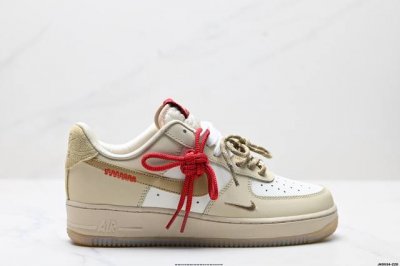 公司级耐克Nike Air Force 1“07空军一号低帮百搭休闲运动板鞋。柔软、弹性十足的缓震性能和出色的中底设计，横跨复古与现代的外型结合，造就出风靡全球