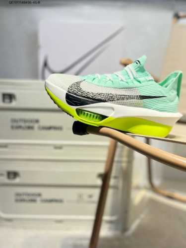 Nike Air Zoom Alphafly Next% Ek 整体采用前作的设计语言，并且对后者的细节进行升级，马拉松和长距离路跑的性能极限设计而生。货号：F