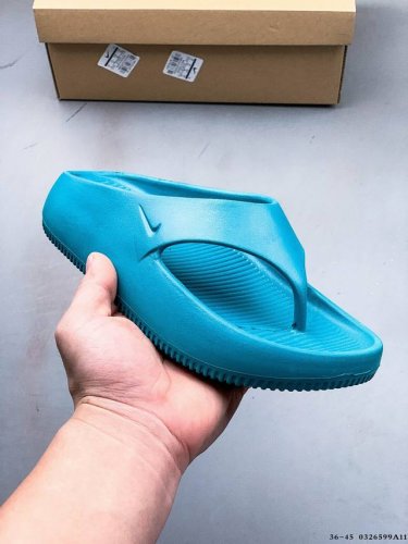 80 耐克Nike Calm Flip Flop 夏季新款厚底增高人字拖 采用出众回弹的柔软泡绵,质感轻盈，易于搭配，方便收纳。匠心设计，打造海滩或泳池的理想之