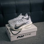 核心私 Nike Air Zoom Alphafly Next%整体采用前作的设计语言，并且对后者的细节进行升级，马拉松和长距离路跑的性能极限设计而生。 货号：