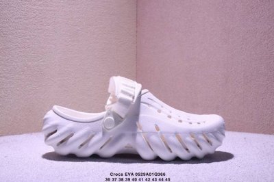 公司级卡骆 Crocs Eva 波波 防滑透气 运动凉鞋 一体成型鞋身的创新洞洞鞋 大胆的雕刻外观造型和运动灵感设计 活力十足 穿上它就是街头潮流的代表 变身时