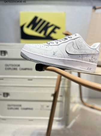 耐克 Nike Air Force 1 '07空军一号 中帮百搭休闲运动板鞋。柔软、弹性十足的缓震性能和出色的中底设计，横跨复古与现代的外型结合，造就出风靡全球 - 点击图像关闭