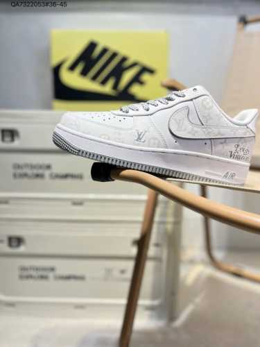 耐克 Nike Air Force 1 '07空军一号 中帮百搭休闲运动板鞋。柔软、弹性十足的缓震性能和出色的中底设计，横跨复古与现代的外型结合，造就出风靡全球