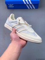 二层真标！Adidas Samba Og 经典鞋款 Adidas 近70年的经典Samba Og 修长的鞋楦,略微尖尖的鞋头,翻毛皮的鞋头拼接,这些我们都看得到