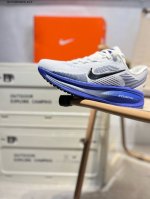 Nike Vomero 18 耐克 舒适减震防滑 低帮跑步鞋 全掌Reactx泡绵中底 前掌和后跟还配备了Air Zoom气垫单元 据说跑起来更快更舒适哦 这次