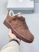 公司级带半码耐克nike Air Force 1 Mid 07 空军一号低帮百搭休闲运动板鞋。柔软、弹性十足的缓震性能和出色的中底设计，横跨复古与现代的外型结合