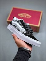 猪八材料 - Vans Knu-Skool CDG联名！ “面包鞋终于出联名款了，还是川久保玲爆款！”，满印这一块还是得看CDG属实是拉满了！国外发售款，库存不