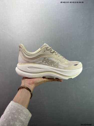 Hoka M Bondi 9 轻盈跑鞋 这个品牌来自于新西兰的毛利语，Hoka表示大地，One One表示飞越，连起来就是飞越地平线，One One不是读作“万