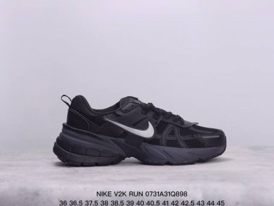 公司级耐克nike V2K Run跑步鞋复古风潮 网面透气运动鞋 灰银紧致的鞋面材质提供良好的包裹性鞋侧 Swoosh以及鞋头部分搭配增添不少亮点的镀铬细节鞋垫