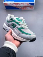 公司级！New Balance M2000跑鞋 沿袭了面世之初的经典科技，以 Encap 中底配以升级版 N-Ergy 缓震物料。鞋面则采用特色的柔软麂皮搭以