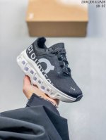 童鞋 On昂跑 全新综合体能训练运动鞋Cloud X 舒适乐趣跑，缓震、轻量 On昂跑 Cloudsurfer上演中底“变形计” ，打破传统格局缔造柔软脚感。