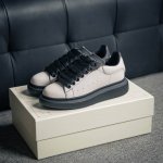 核心私 Alexander Mcqueen 亚历山大麦昆 松糕鞋厚底增高小白鞋 垫脚 回弹度到位 耐磨又舒适 鞋底厚 尺码：35 36 37 38 39 40