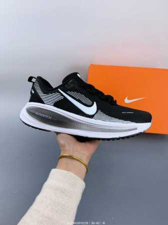 Nike Vomero 18 耐克 舒适减震防滑 低帮跑步鞋 全掌Reactx泡绵中底 前掌和后跟还配备了Air Zoom气垫单元 据说跑起来更快更舒适哦 这次 - 点击图像关闭