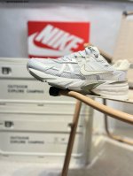 Nk V2K Runtekk 减震防滑低帮 复古老爹鞋跑步鞋 鞋款被命名为 Runtekk 设计上借鉴了 0 年的跑鞋风格 配色上以金属银为主调 简练又有复古运