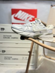 Nk V2K Runtekk 减震防滑低帮 复古老爹鞋跑步鞋 鞋款被命名为 Runtekk 设计上借鉴了 0 年的跑鞋风格 配色上以金属银为主调 简练又有复古运