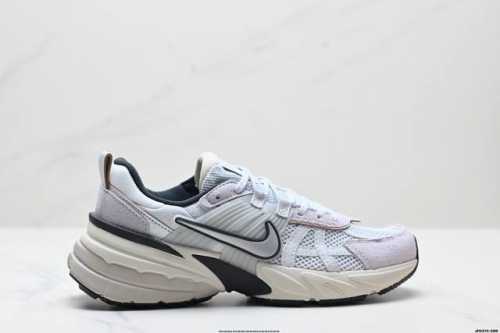 公司级耐克Nike V2K Run跑步鞋复古风潮 网面透气运动鞋 灰银紧致的鞋面材质提供良好的包裹性鞋侧 Swoosh以及鞋头部分搭配增添不少亮点的镀铬细节鞋垫