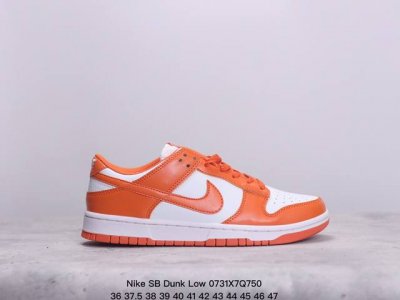 耐克nike Sb Dunk Low 扣篮系列 复古低帮休闲运动滑板板鞋。采用脚感柔软舒适zoomair气垫，有效吸收滑板等极限运动在落地时带来的冲击力，为街头
