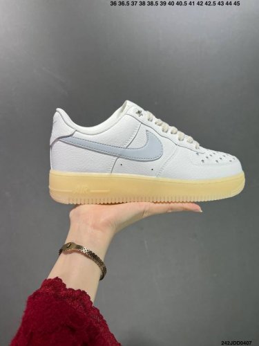 公司级特价福利耐克nike Air Force 1 Low 空军一号低帮百搭休闲运动板鞋。柔软、弹性十足的缓震性能和出色的中底设计，横跨复古与现代的外型结合，造