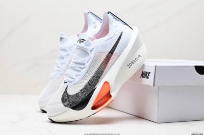 公司级新品发布 Nike Air Zoom Alphafly Next%整体采用前作的设计语言，并且对后者的细节进行升级，马拉松和长距离路跑的性能极限设计而生。