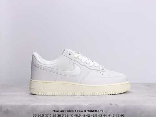 公司级耐克nike Air Force 1 Low 空军一号低帮百搭休闲运动板鞋。柔软、弹性十足的缓震性能和出色的中底设计，横跨复古与现代的外型结合，造就出风靡