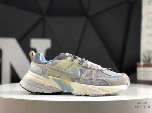 160 耐克Nike V2K Run新款百搭休闲跑步鞋 复古风潮 网面透气 紧致的鞋面材质提供良好的包裹性 鞋侧 Swoosh以及鞋头部分搭配增添不少亮点的镀铬