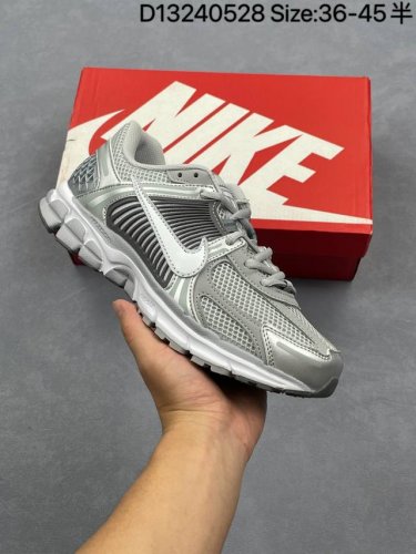 nike Air Zoom Vomero 5 新造 Bbl 复古做旧 定制球鞋 解构 网布 减震耐磨透气 低帮休闲鞋 鞋身整体采用专属颜料重新喷涂 原创设计图标