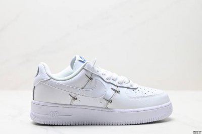 真标耐克Nike Air Force 1‘07 空军一号低帮百搭休闲运动板鞋。柔软、弹性十足的缓震性能和出色的中底设计，横跨复古与现代的外型结合，造就出风靡全球