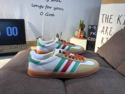 阿迪达斯 Adidas 中性三叶草gazelle系列休闲鞋男女经典运动鞋 德训鞋。鞋身柔软皮革材质和简单百搭的特点，让 Gazelle 一直活跃在街头。T字鞋头