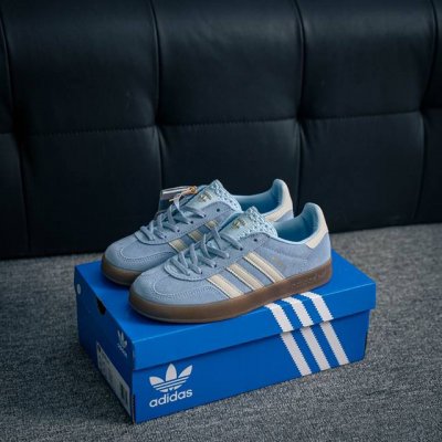 核心私 Adidas Originals Gazelle Indoor 三叶草复古防滑耐磨低帮板鞋 鞋款采用柔软的绒面革和耐用的皮革衬里融合在橡胶外底上 货号：