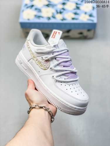 公司级带半码耐克Nike Air Force 1’07 Low空军一号低帮百搭休闲运动板鞋。柔软、弹性十足的缓震性能和出色的中底设计，横跨复古与现代的外型结合，