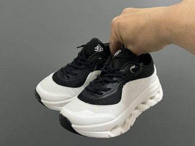 昂跑Loewe X On联名儿童松紧带运动鞋 Size：28-37码 小众品牌昂跑系列 罗意威潮牌联名，真的太心动了 独创的透气超轻大底，脚感超赞 松紧带设计，