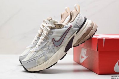 公司级耐克nike V2K Run跑步鞋复古风潮 网面透气运动鞋 灰银紧致的鞋面材质提供良好的包裹性鞋侧 Swoosh以及鞋头部分搭配增添不少亮点的镀铬细节鞋垫